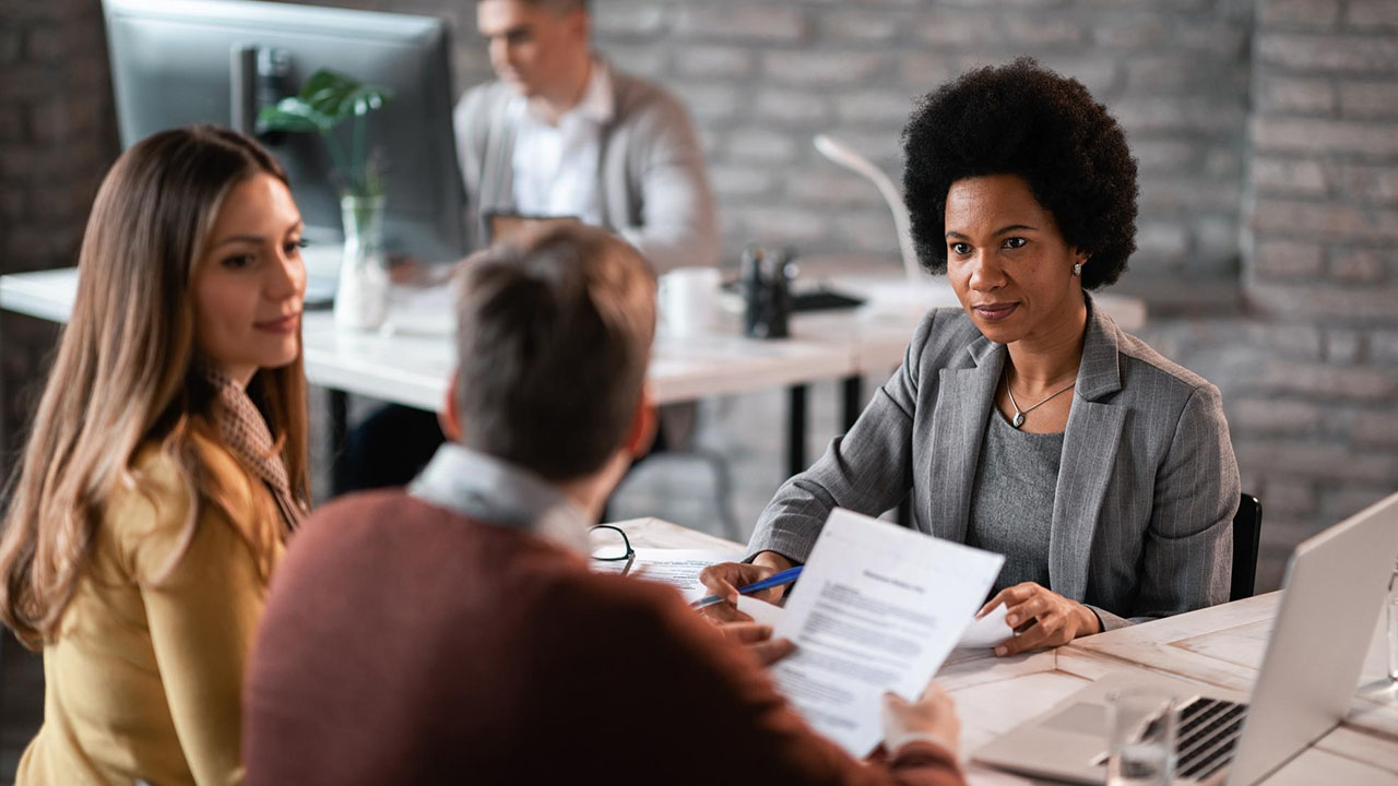 2-2-1-Insurance-Services_16-9_07